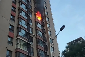 北京朝阳区一居民家中起火！卧室被烧穿！只因这个习惯，赶紧改——